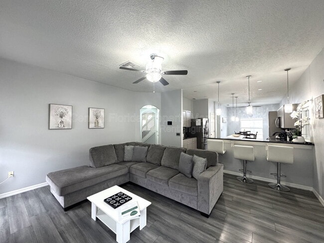 Photo - 736 Kildrummy Dr