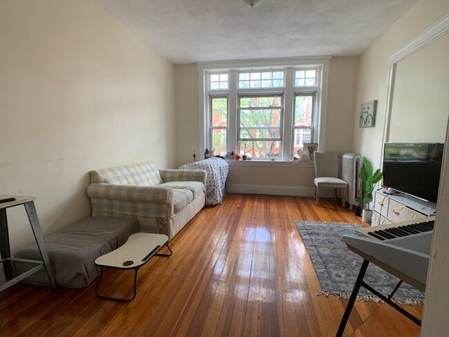 Building Photo - 14 Strathmore Rd Unit 2