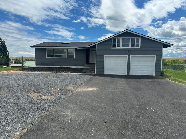Building Photo - Stunning Water View House for Rent