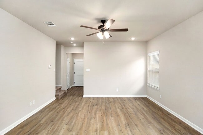 Photo - 835 Soria Pl