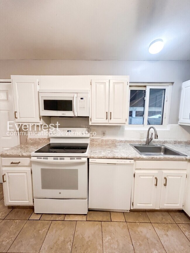 Photo - 560 Jamaica Pl