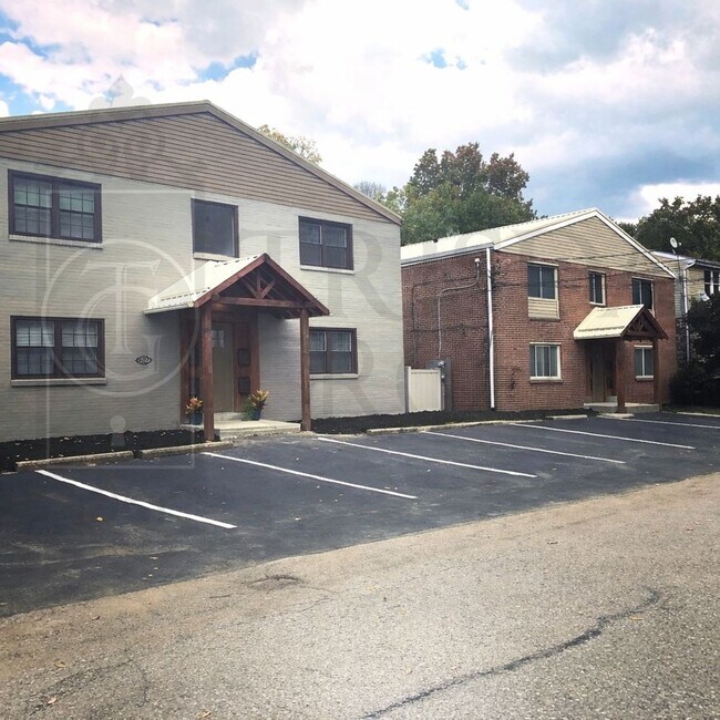 Photo - Avail June 1st! Renovated Crafton 2BR Apt, A/C, Private laundry/storage, Parking, Pets OK! Unidad BRO612-2