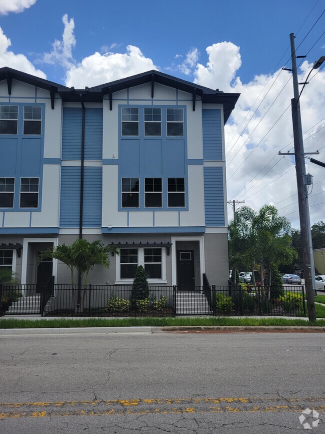 Building Photo - 3126 W Azeele St Rental