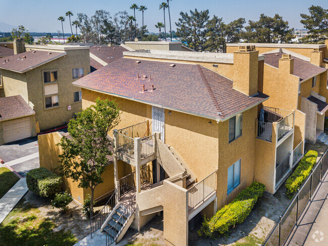 Building Photo - 1025 N Tippecanoe Ave Unit 112 Rental