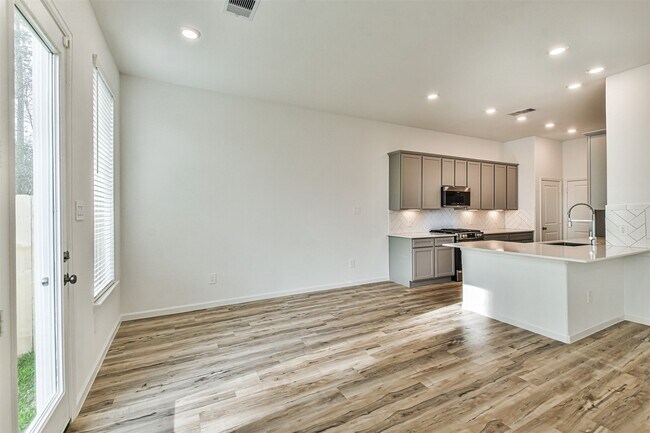 Photo - 678 Royal Arch Dr