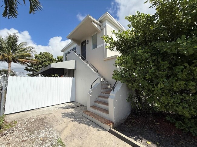 Building Photo - 2311 NW 15th St Unit B