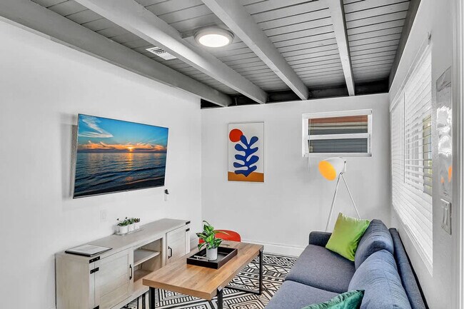 Photo - 1568 NE 35th St Unidad ID1372329P