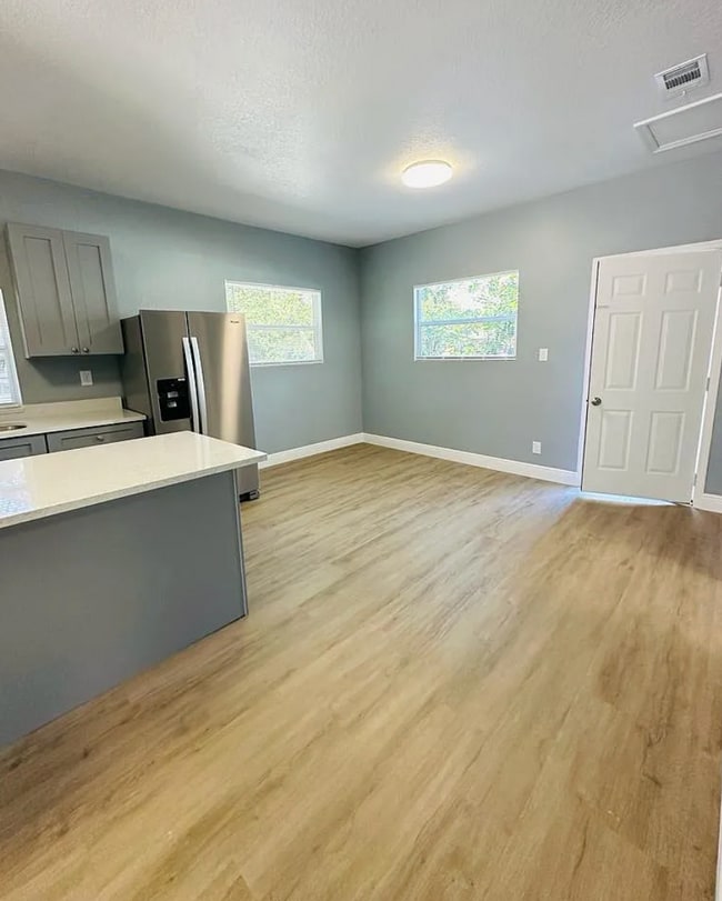 Photo - 2139 W St John St