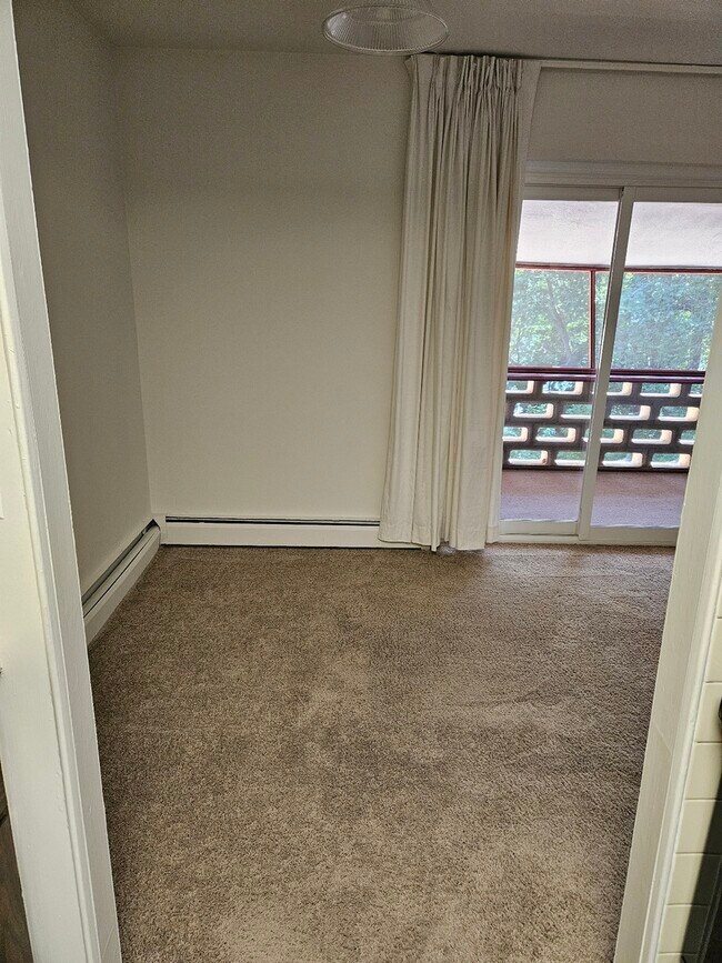 G34 Dining Room - Lake Club Apartments