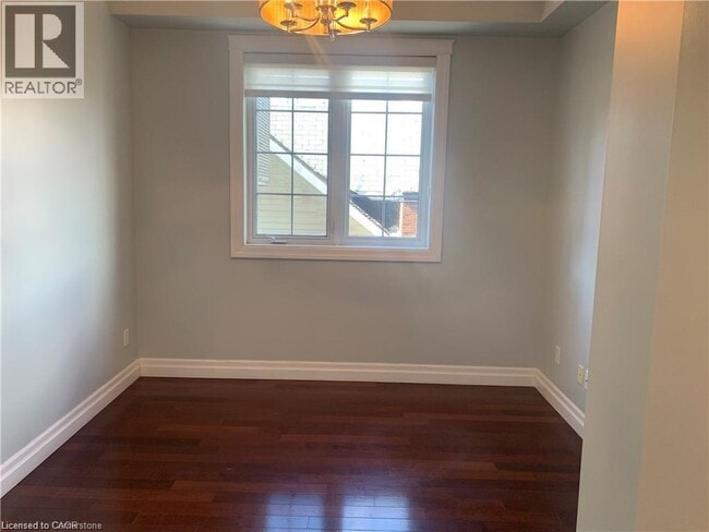 Photo - 555 King St E