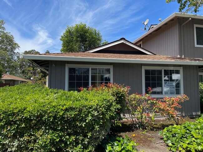 Spacious 2 Bedroom, 1 Bath Apartment w/ 1 Car Covered parking and onsite laundry - Spacious 2 Bedroom, 1 Bath Apartment w/ 1 Car Covered parking and onsite laundry