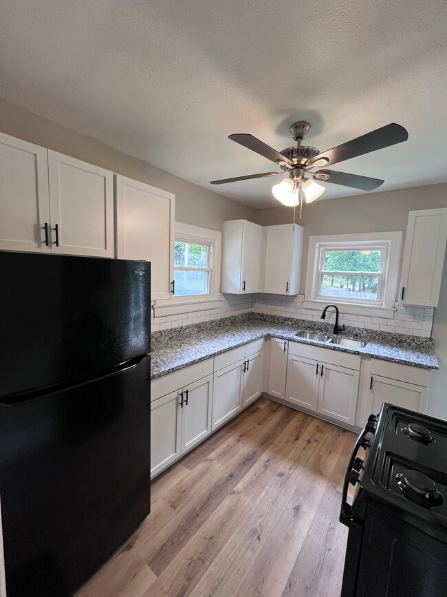 Building Photo - 2415 Lindbergh Dr Rental