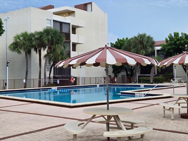 Piscina comunitaria - 8860 Fontainebleau Blvd