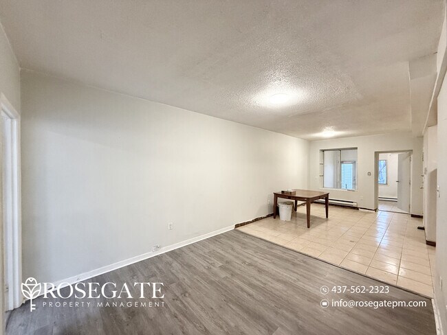 Photo - Spacious 3-Bedroom Apartment with Water & Gas Included in Toronto Unité 203