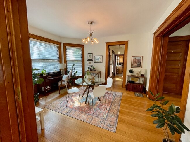 dining room - 735 Livingston Ave NE Unit 735