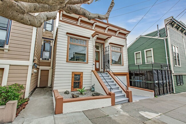 Building Photo - Updated 2 Bedroom Home with Garage in Lowe...