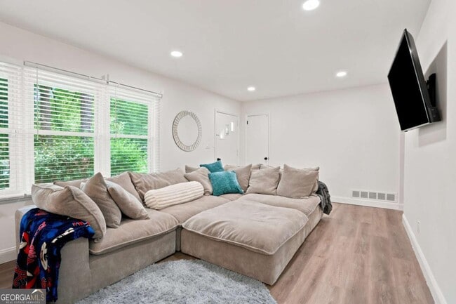Photo - 581 Meadowbrook Dr SE