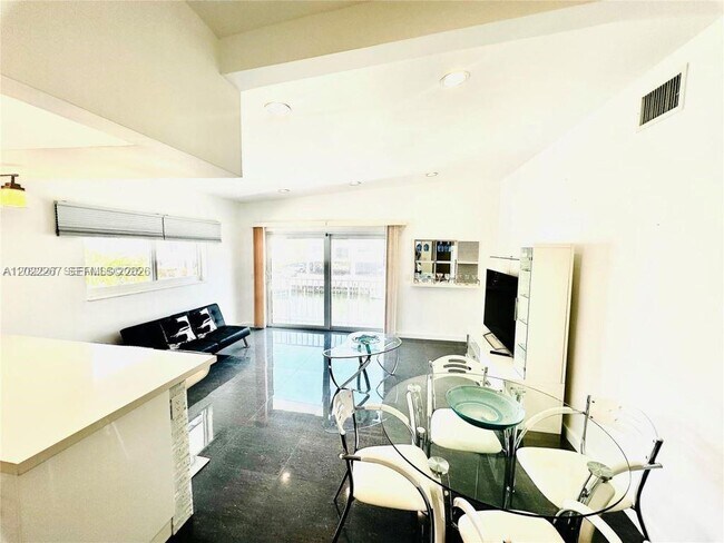 Photo - 3751 NE 170th St Unidad 4