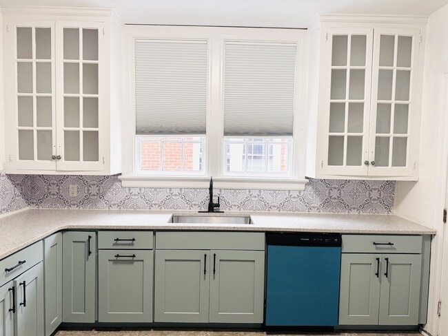 Photo - 711 Kenan St W