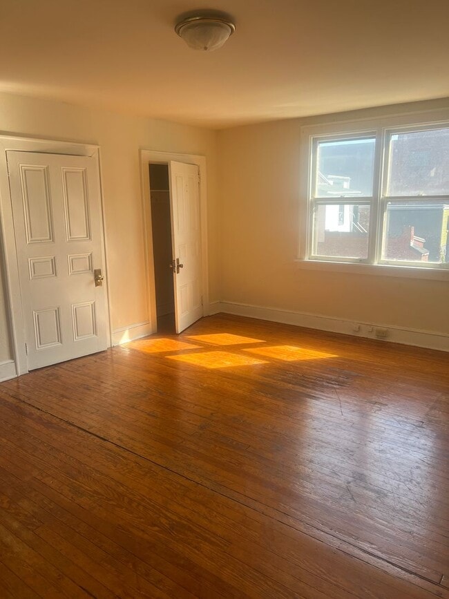 Building Photo - 230 N Duke St Unit 2nd Floor Rear