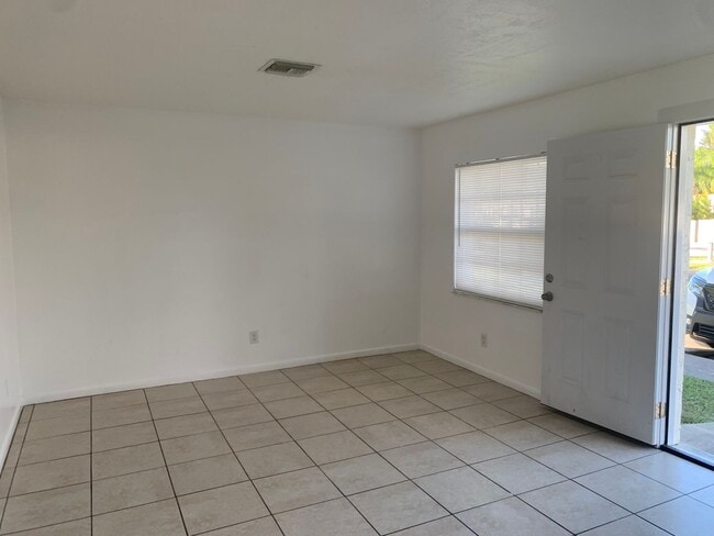 Photo - Vero Beach 2 Bedroom 1 Bath Unit 575-01