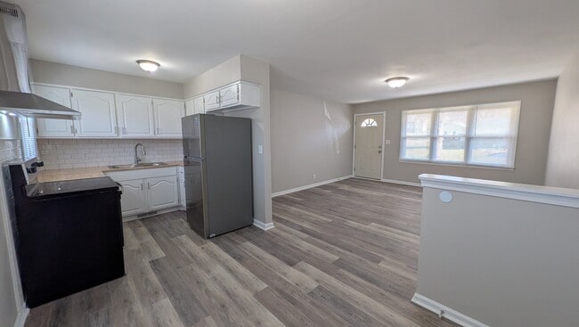 Photo - 702 W 39 St N