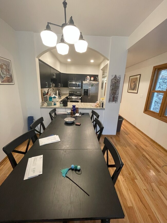 Dining Area - 1225 W Roscoe St Unit 1
