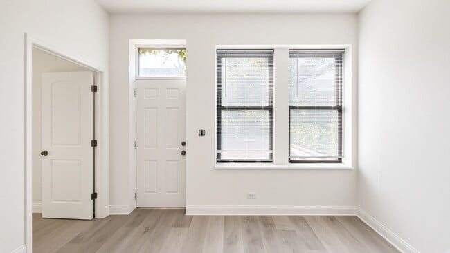 Photo - 4832 N Winthrop Ave Unit 1W