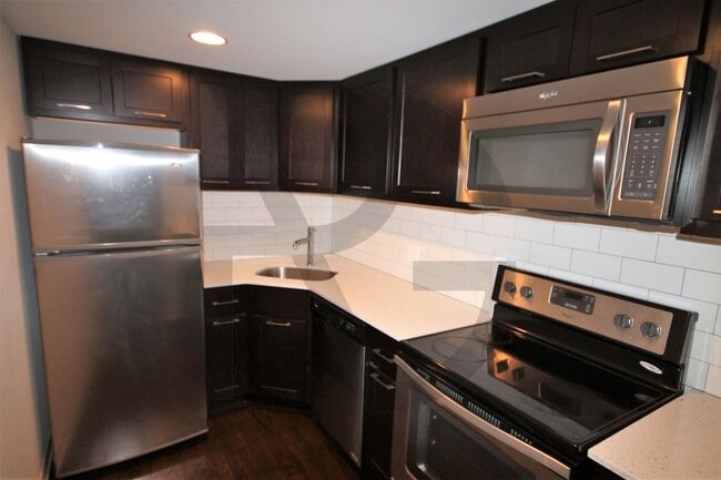 Building Photo - 6119 N Kenmore Ave Unit 111
