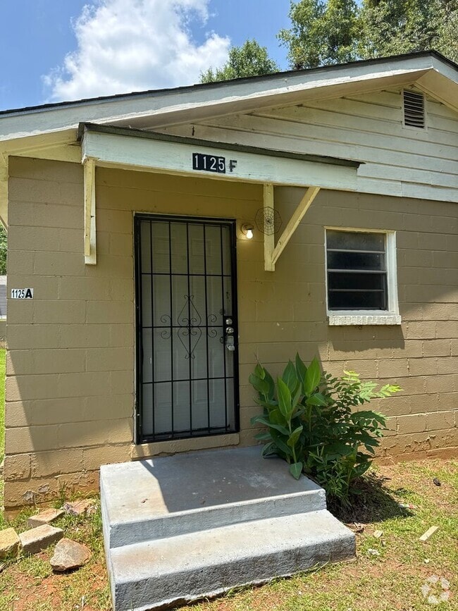 Building Photo - 2 Bed 1 Bath Apartment