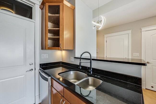 Photo - 1910 N Washtenaw Ave Unit 2