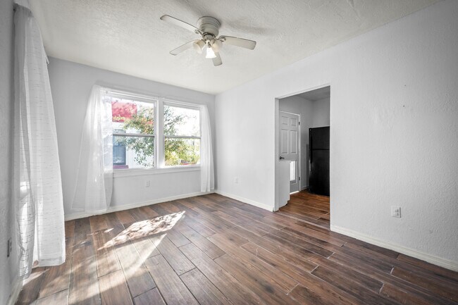 Photo - 1602 Wambolt St