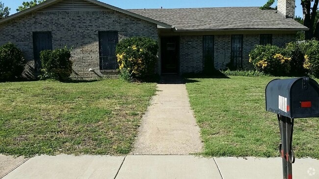 Building Photo - 2115 Blossom Ln Rental
