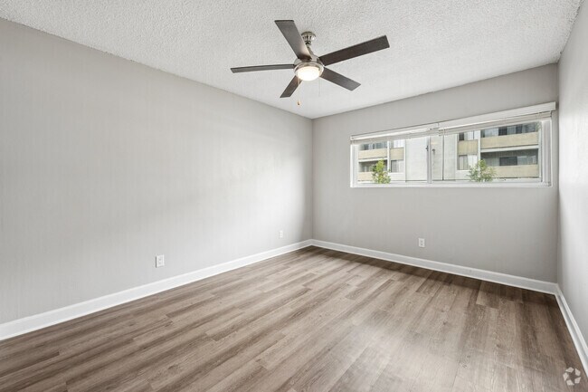 2BR, 2BA - 1015SF - Primary Bedroom