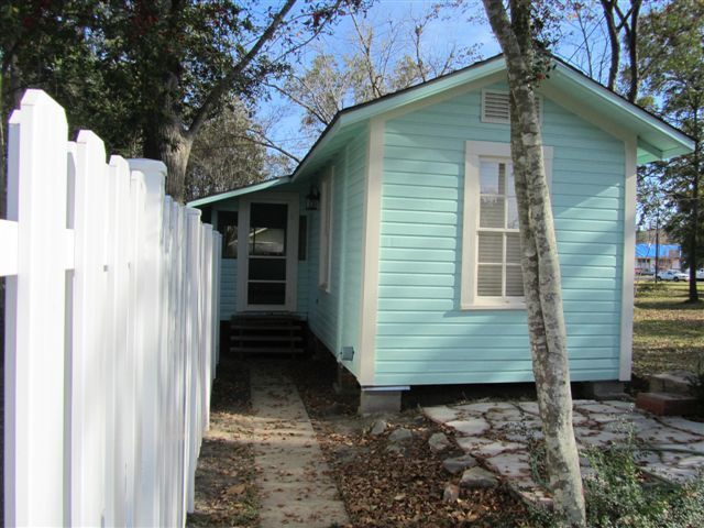 Extended Stay Studio apartment, 1 bed, 1 bath; fully furnished, all utilities and lawn care inclu...