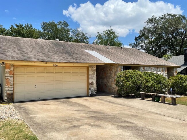 906 Acorn Oaks Dr