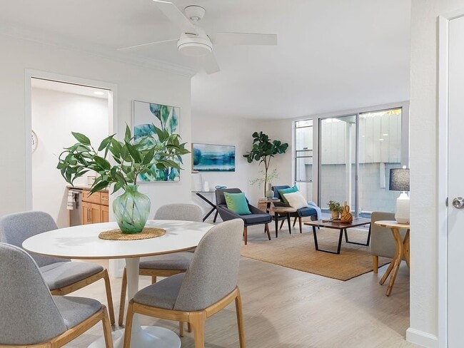 Building Photo - 811 York St