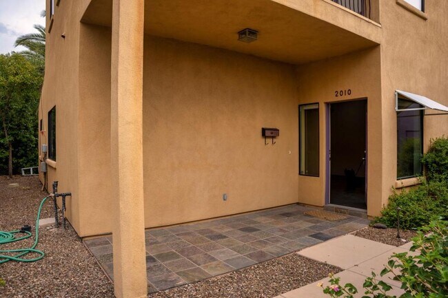 Photo - 2010 E 1st St