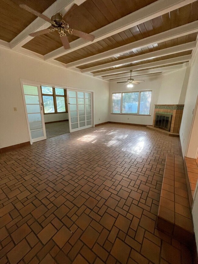 Photo - FALL 2026!!! Walk to the Gator Games from ...