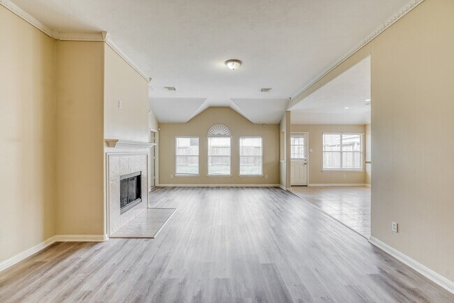 Photo - 2011 Pinecreek Pass Ln