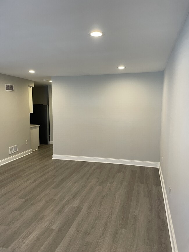 Photo - 1935 Addison Rd S