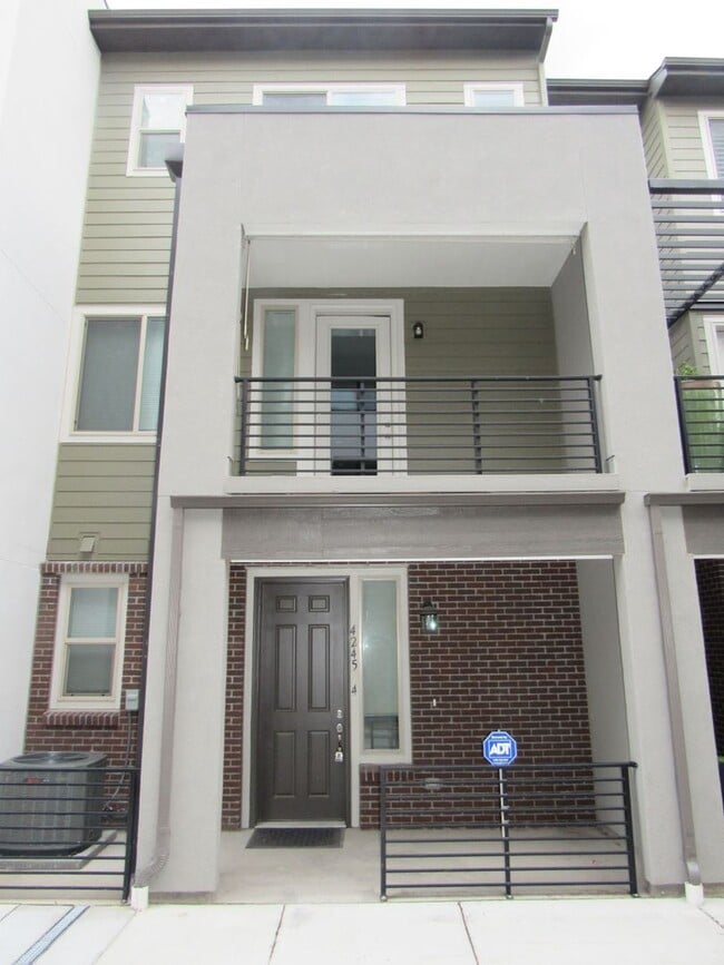 Building Photo - Contemporary townhome in Great Location