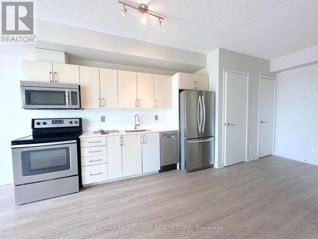 Photo - 763 Woodbine Ave