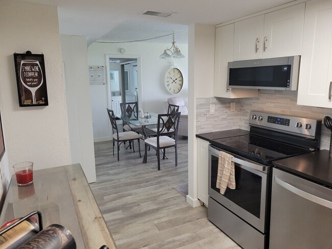 Building Photo - 618 Bird Bay Dr S Unit 307