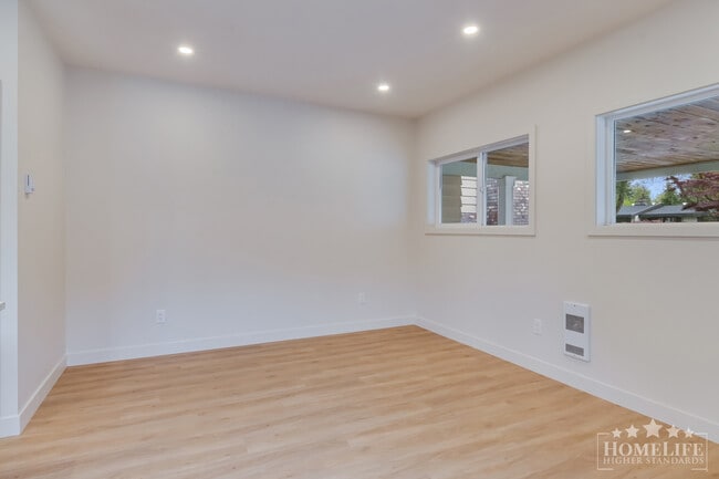 Photo - Brand New 1 Bedroom Ground Level Suite in Quiet Cloverdale Neighbourhood Unité Garden Suite