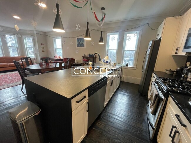 Photo - 839 Parker St