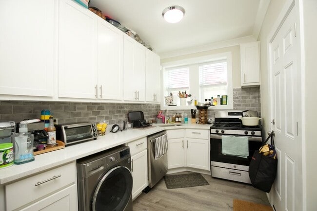 Photo - 3817.5 N Greenview Ave Unit E2