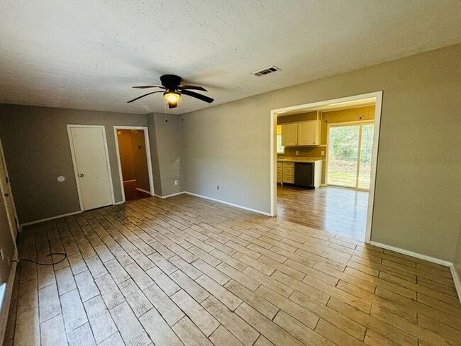 Photo - 130 E Woodcrest Dr