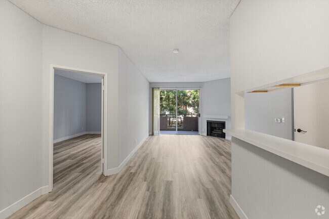 2BR, 2BA - 920SF