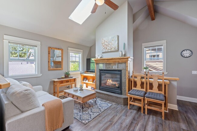 Building Photo - 1313 NW Fort Clatsop St Unit #1